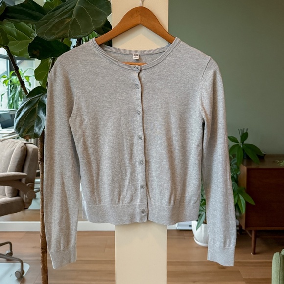 Uniqlo grey button up cardigan - Picture 1 of 4